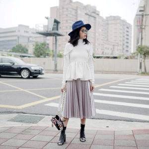 HOW TO WEAR PLEATED SKIRT IN COLD WEATHER